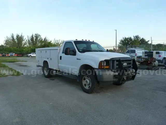 2006 FORD F-350 SD CHASSIS AND CAB, 4WD