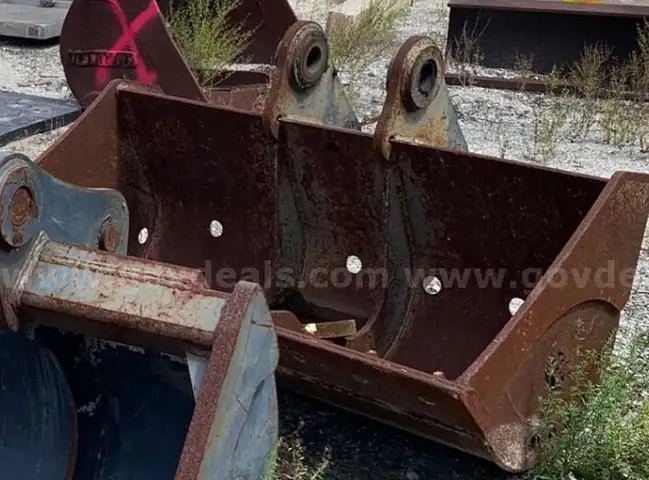 ONE 60&#x22; DEERE BUCKET (#4) USED ON A JOHN DEERE 270LC LONGREACH EXCAVATOR WITH A YOUNG BOOM