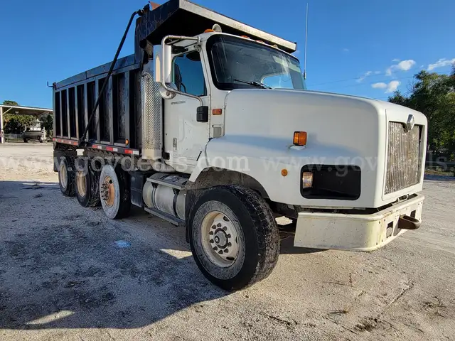 2004 INTERNATIONAL DUMP TRUCK MODEL 5600i