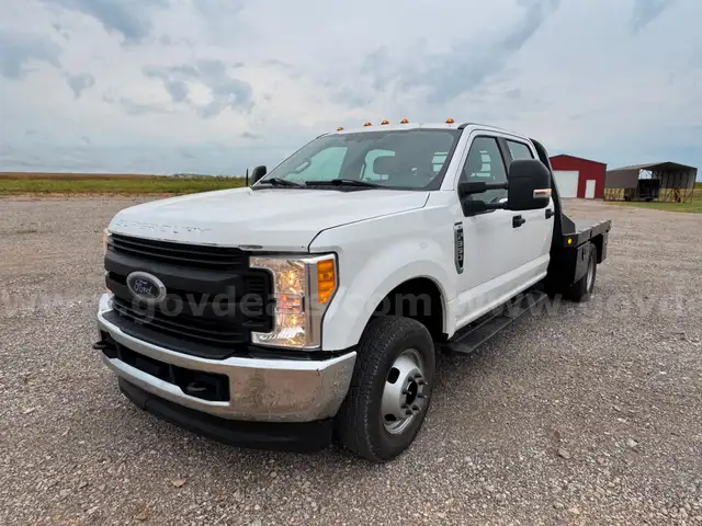 2017 Ford F-350 SD 4X4 Crew Cab DRW Flatbed Pickup