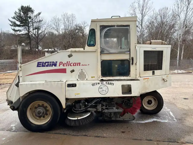 2002 Elgin Pelican Street Sweeper