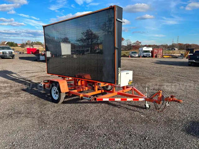 2014 Almon Ver-Mac Solar LED Message trailer in great shape with hydraulic lift