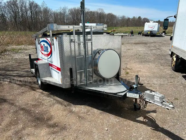 Trailer with a foldable aluminum mast and hoist