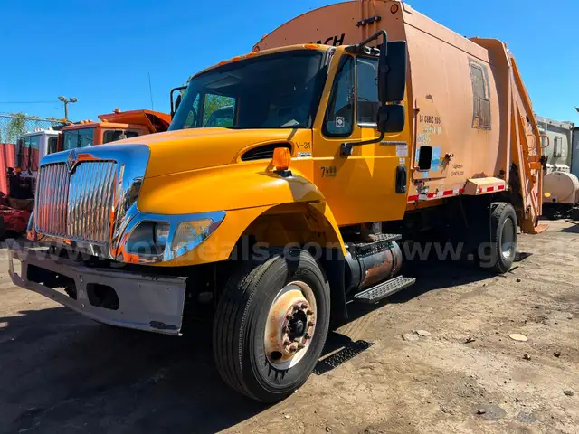2005 International 7400  Garbage Truck