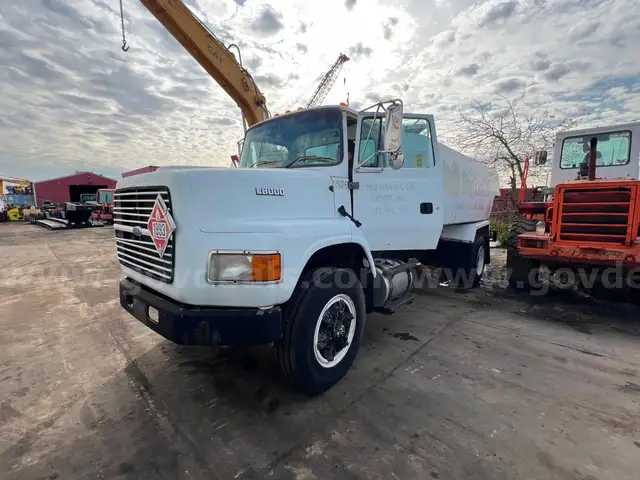 1996 Ford L8000 S/A Fuel Truck