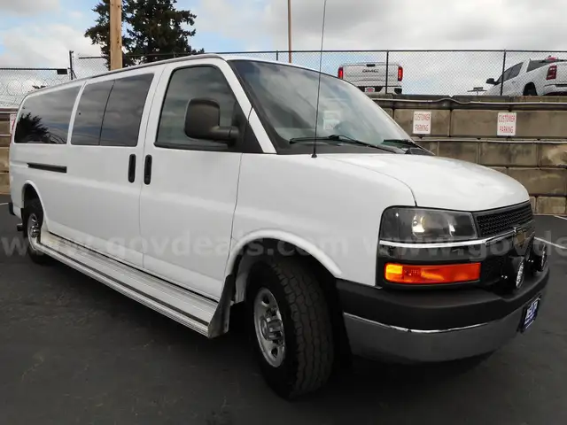 2017 Chevrolet Express 3500 15 Passenger Extended Van 1 Owner 99 Kmiles