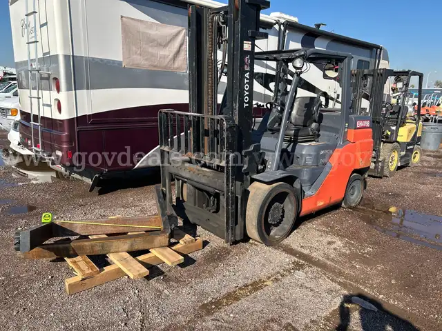 2015 Toyota 8FGC70U 14100 LB Cushion Tire Forklift