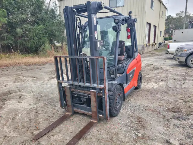 2023 Linde H35T 6500 LB Pneumatic Tire Forklift
