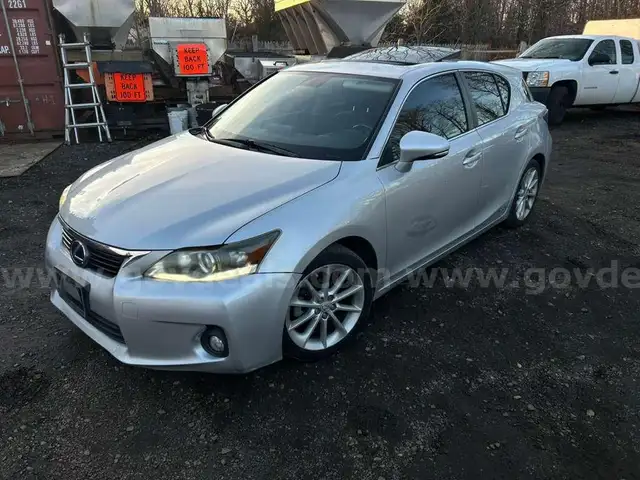 2012 Lexus CT 200h Premium abandoned with key and clean title