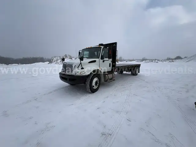 2019 International DuraStar 4300  4X2 S/A Flatbed Truck