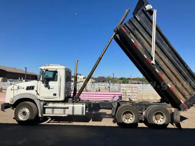 2013 Mack GU813