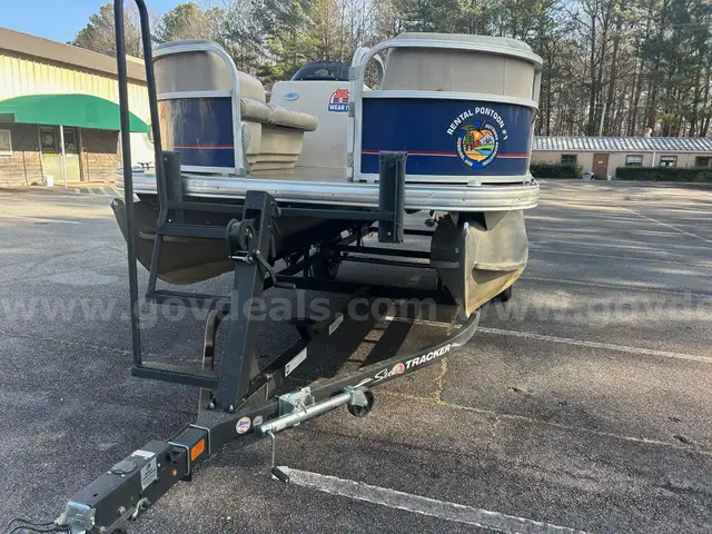 Sun Tracker Party Barge 18 DLX