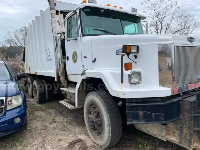 1999 White GMC Autocar w/Leach 2RII Rear Loader Packer