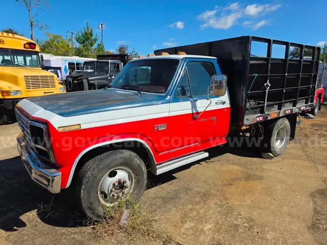 1986 Ford F350 Flatbed / Liftgate Truck