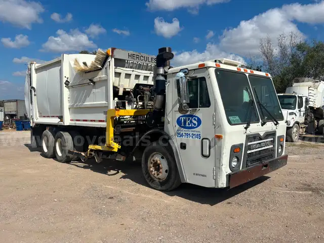 2011 Mack LEU600 Automated Side Load Garbage Truck