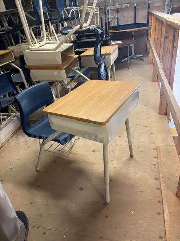 Lot of 25 Student Desks, seat attached 14&#x22; seat height