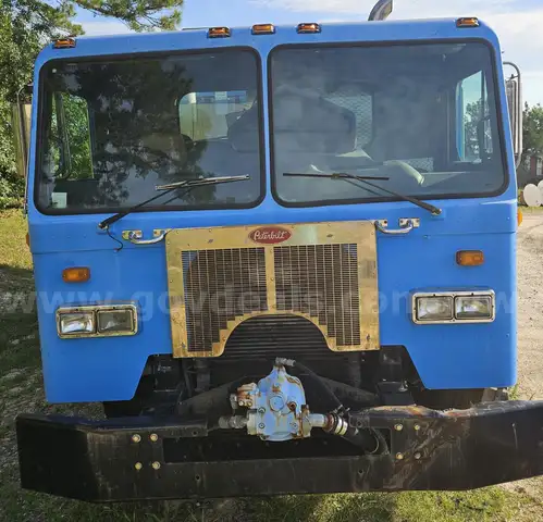 2012 Peterbilt 320