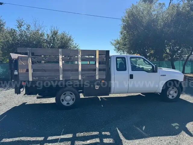 2006 Ford F-350 SD XL SuperCab Long Bed 2WD