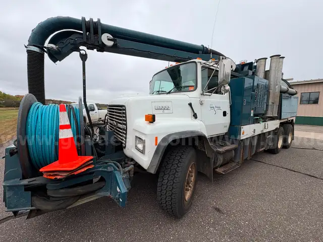1995 Ford LNT8000F Jetter Vacuum Truck w/ Extra 400FT of Hose