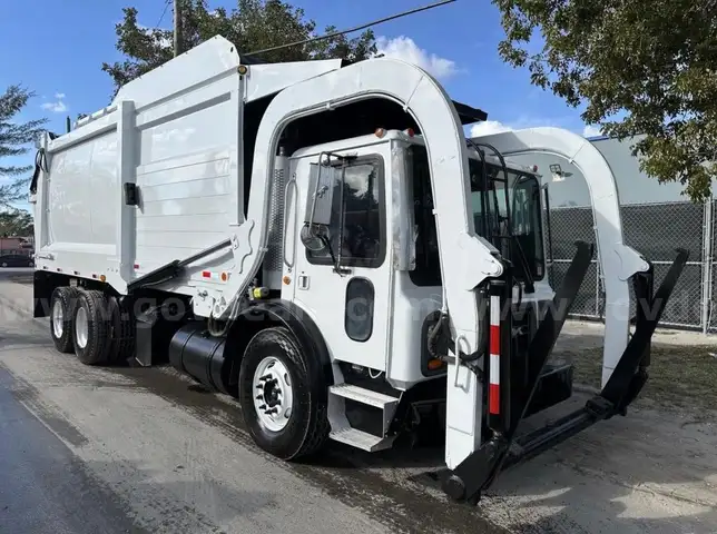 2008 Mack MRU613 Heil Front Loader Garbage Truck
