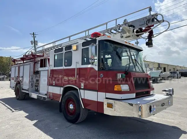 2000 Pierce Quantum 61’ SkyBoom Aerial Ladder Fire Truck