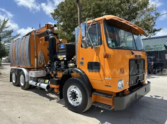 2008 Autocar WX Aquatech B-10 Combination Sewer Truck