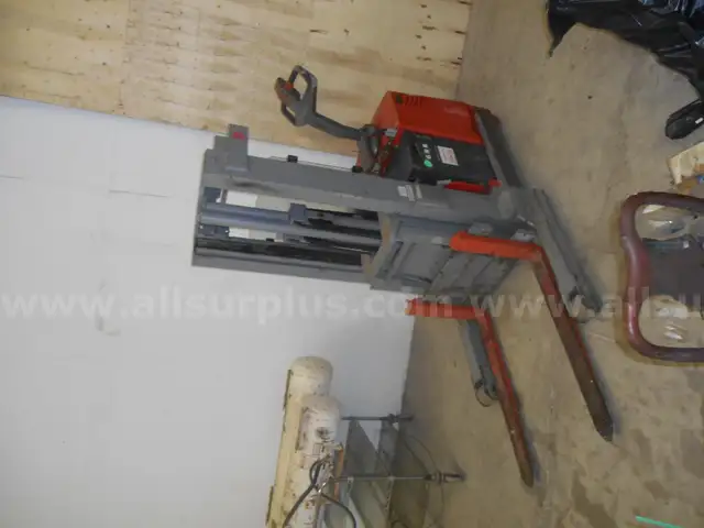 Raymond dockstocker 300 walk-behind stacker