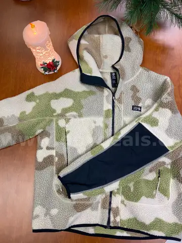 Women&#x27;s Camo Zippered Hoodie