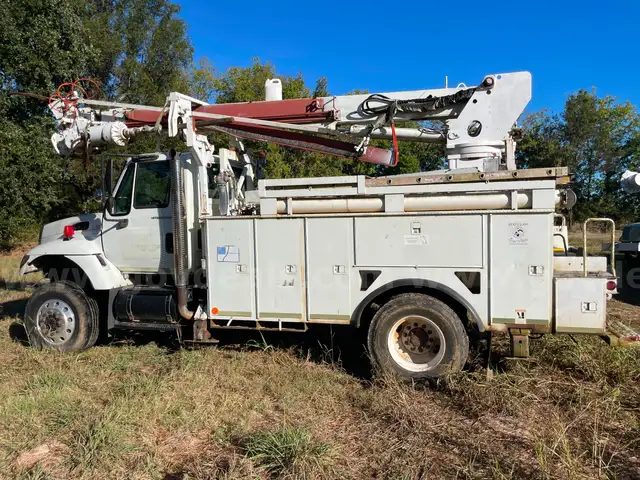 2006 International 7400 TEREX 4X4 Digger Truck