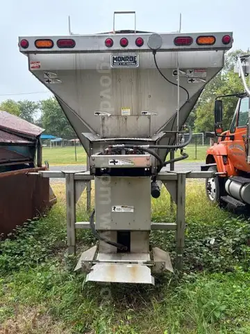 Monroe Stainless Steel Salt Spreader With Stand