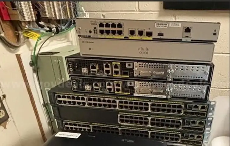 Lot of Cisco Network Equipment 33x Wireless APs, 4x Routers, 3x Switches