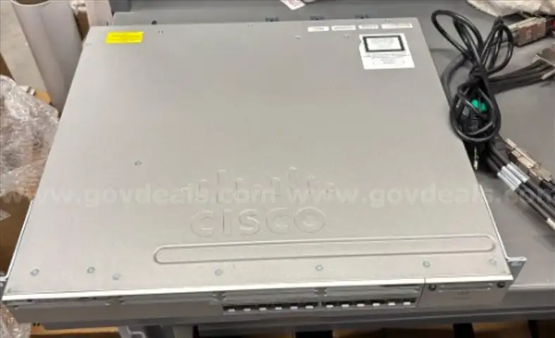 CISCO Network equipment: 4x Routers, 2 Core Switches