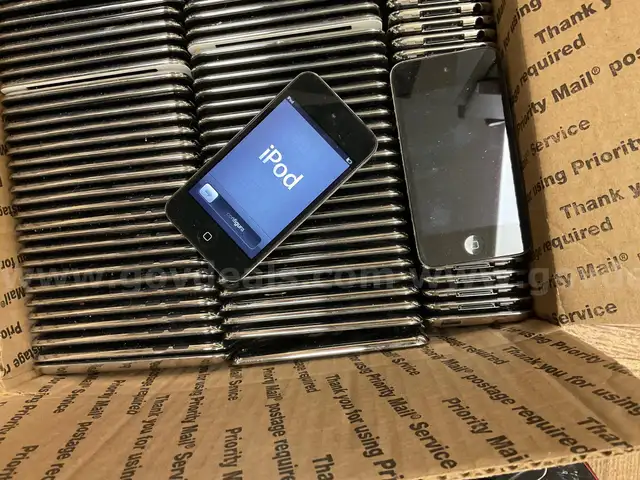 A lot of 100 Apple iPod touch 4th Generation Black (8 GB)