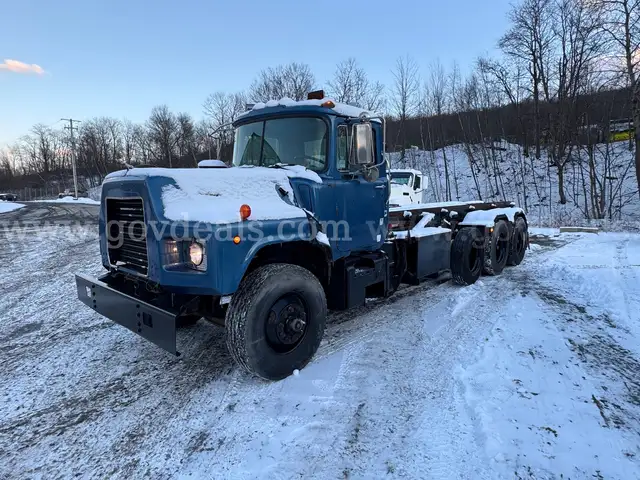 2000 Mack DM688SX Roll Off T/A Tractor Truck