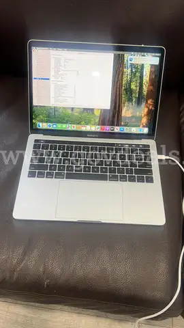 MacBook Pro 2019 i5 16gb ram 256gb ssd 13.3" 