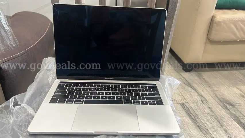 MacBook Pro 2019 i5 16gb 256gb with Touchbar