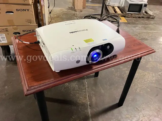 PANASONIC PT-RW330U Computer Video Projector Home Theater Office Business School Equipment