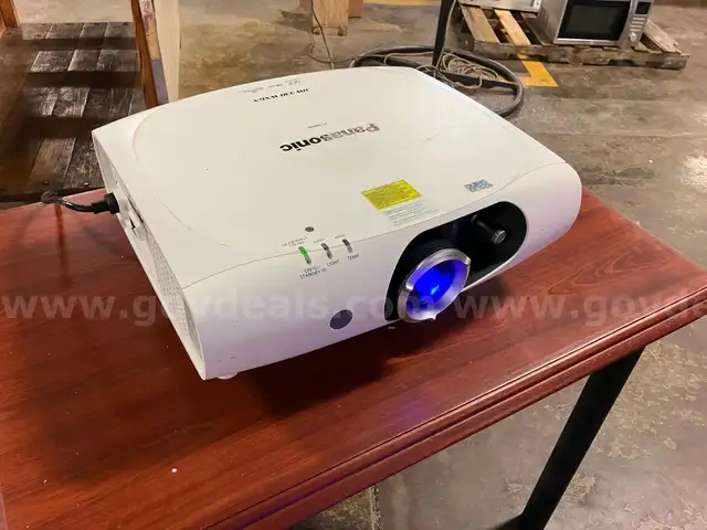 PANASONIC PT-RW330U Computer Video Projector Home Theater Office Business School Equipment