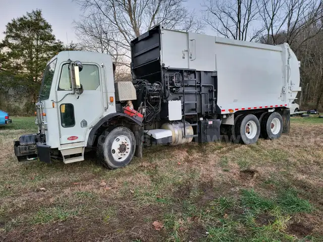 2010 Peterbilt 320
