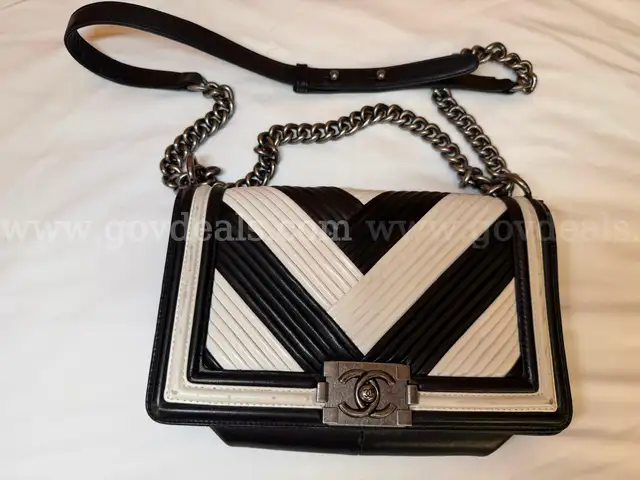 CHANNEL AUTHENTIC  LADIES BAG