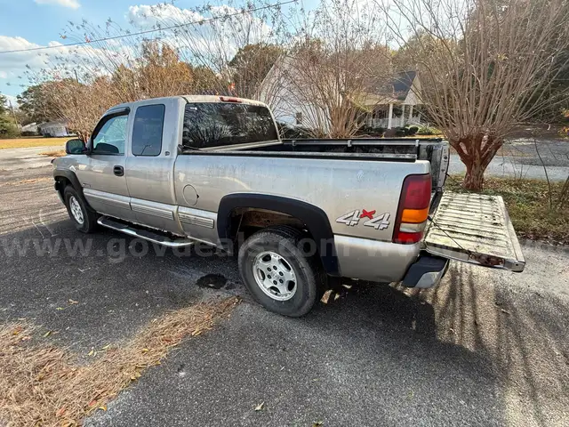 2000 Chevrolet Silverado 1500 LS Ext. Cab 4-Door Short Bed 4WD