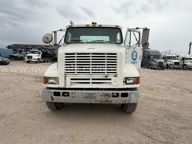 2000 International 8100 with Tri-axle Lowboy Trailer combo