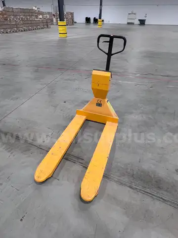 Pallet jack with intergrated scale