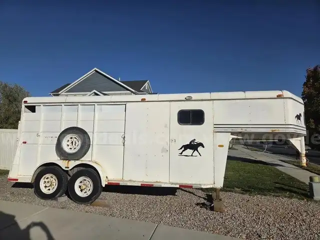 1995 Logan Coach 4 Horse Gooseneck Trailer w/Tack Room