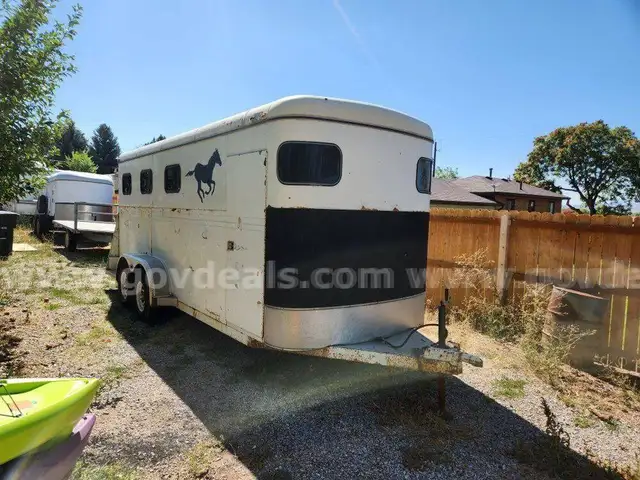 1990 Logan 4 Horse Trailer w/ Tack Room