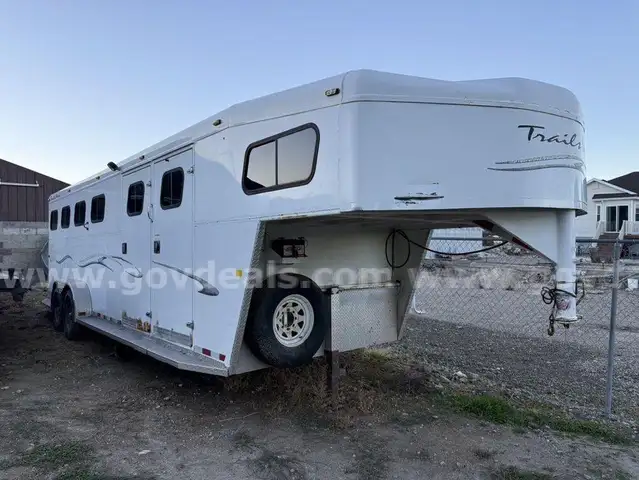 Trails West 4 Horse Gooseneck Trailer w/Tack Room and Living Quarters