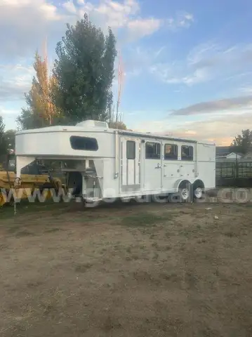 2003 Trails West 28' Gooseneck Horse Trailer/Living Quarters & Tack Room