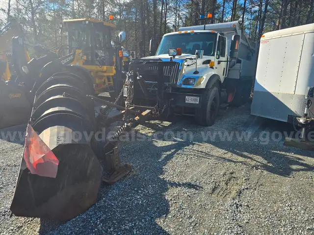 2006 International 7400 Tandem Plow Truck w/ Sander & Dump Box