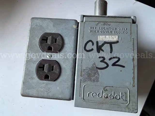 RED.DOT COMMERCIAL MULTI OUTLET WET LOCATION ONLY *WILL SHIP*