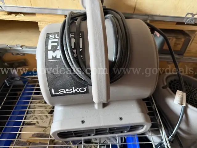 Lasko13.5 Super Fan Max 3-Speed Air Mover Floor Fan with Outlets,Grey *will ship* lightly used  3 Powerful, high-velocit
